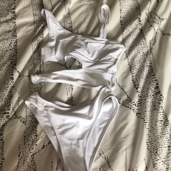 White swimsuit never worn - Picture 1 of 1